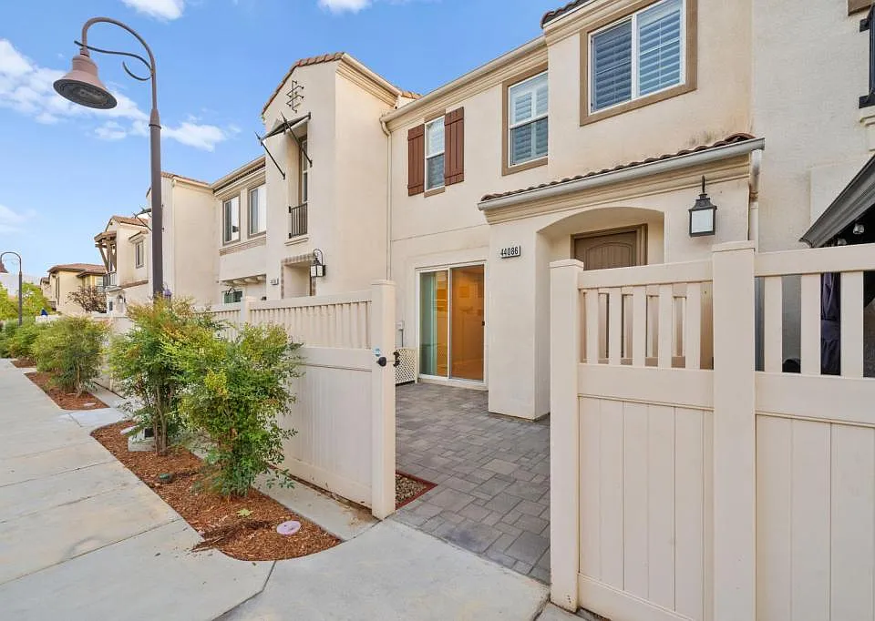 44086 Calle Luz