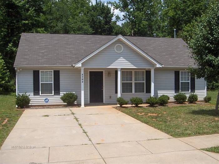 Cute ranch w covered fron