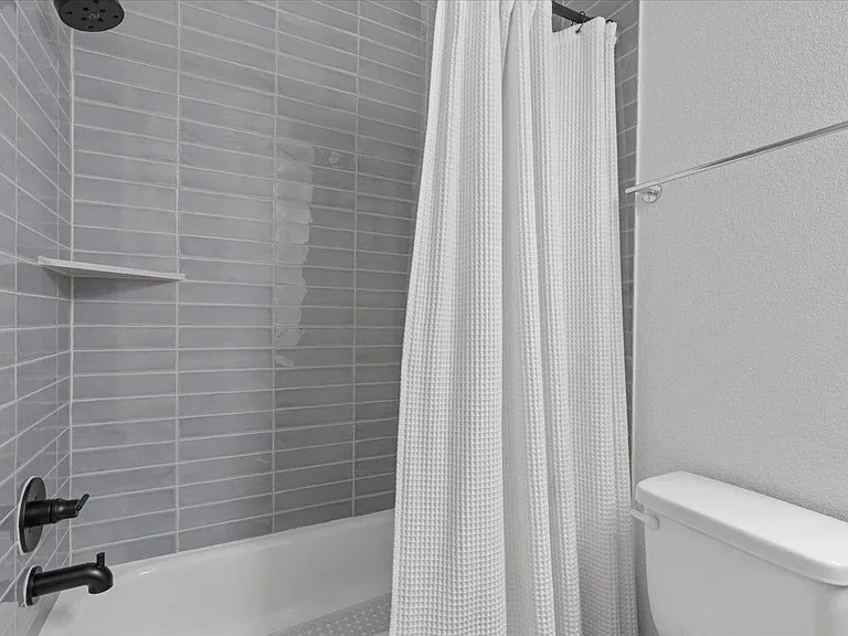 557 Jefferson Dr — Photo 32