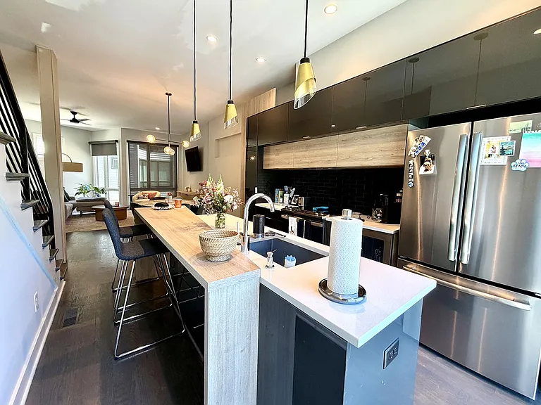 1070 Kenilworth Ave — Photo 5