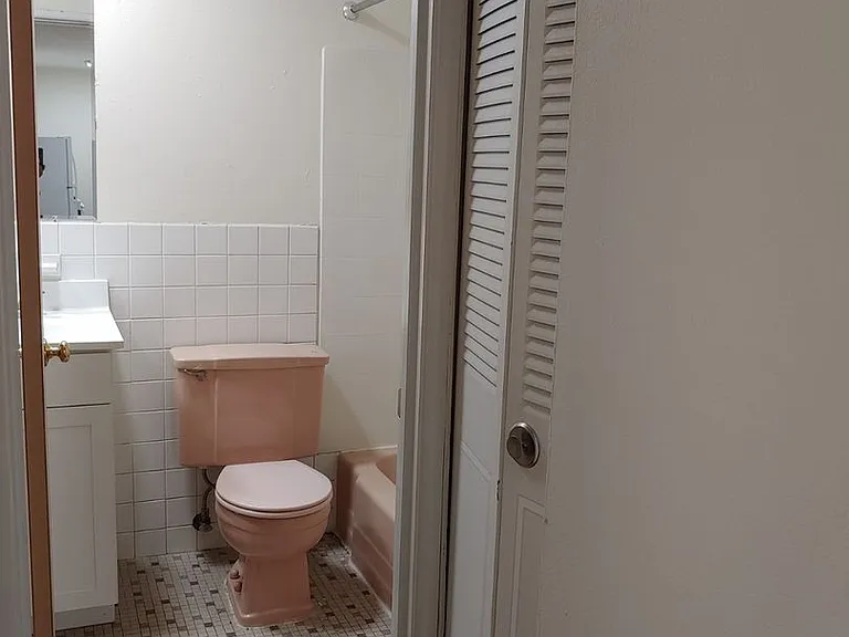 2420 Dupont Ave S — Photo 10