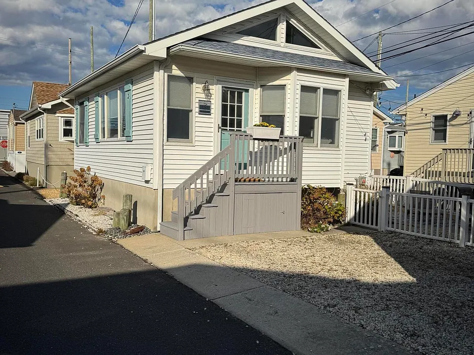 120 W Chadwick Way