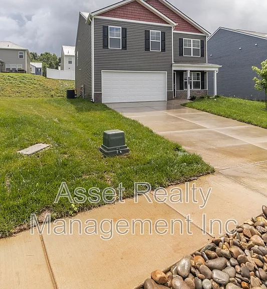 2076 Southwood Cir — Photo 2