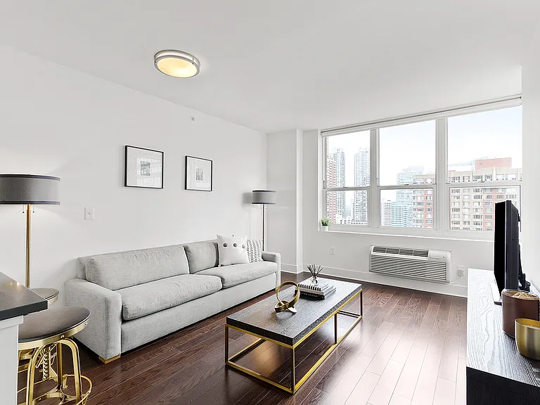 65 Bay Street Apartments — Photo 33
