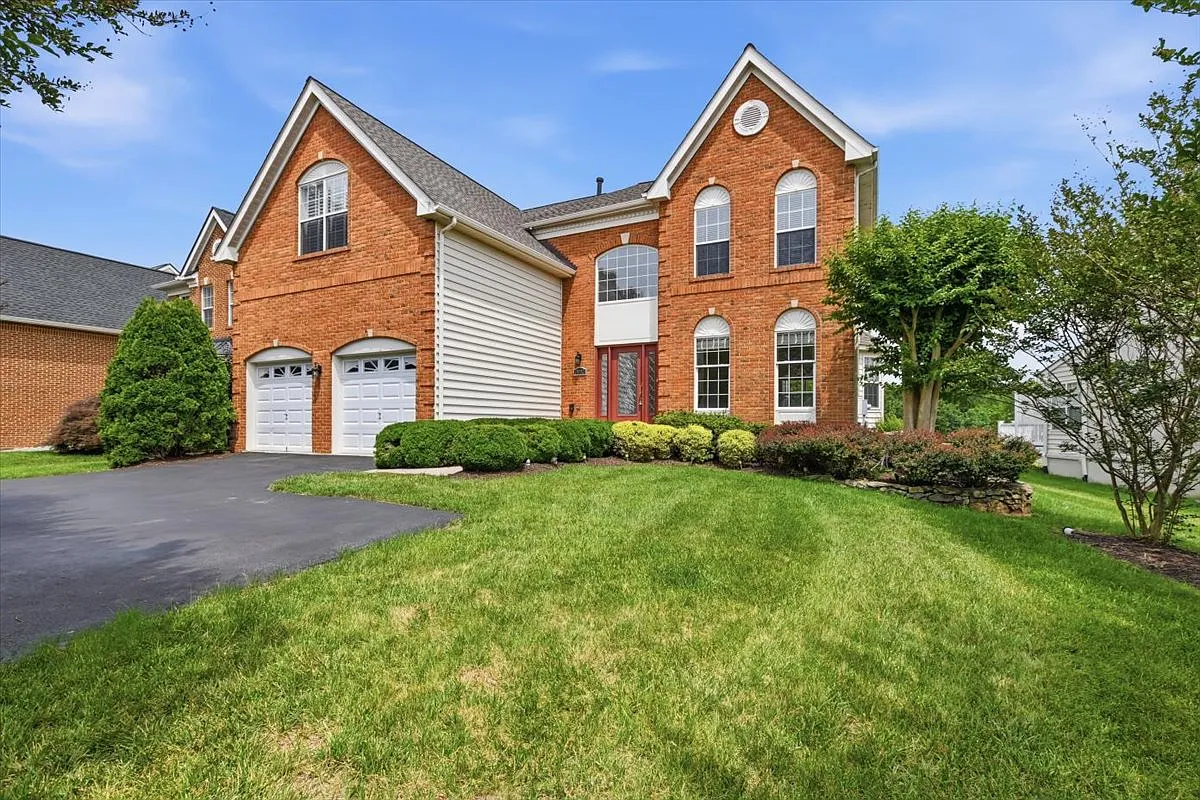 4 bed, 3.5 bath, 4657 sqft, $4,599 — Photo 1