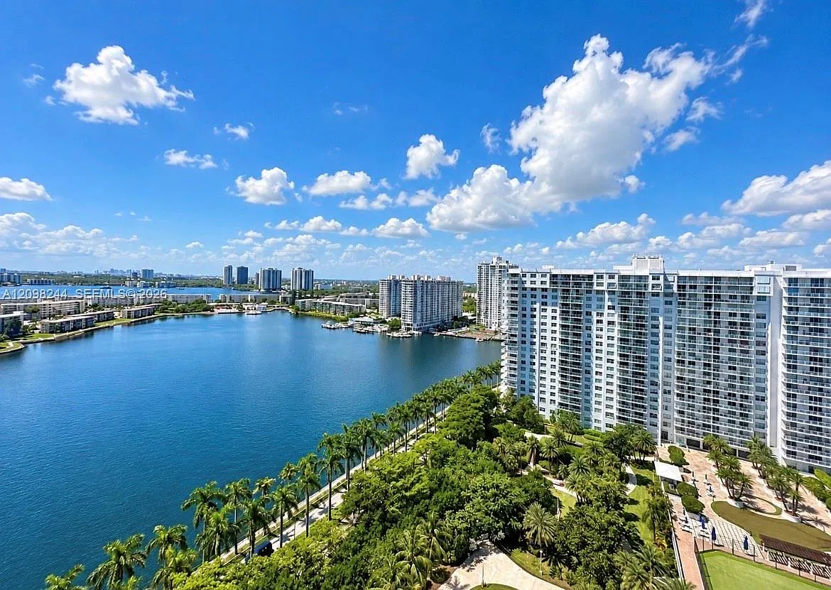 Admirals Port Condo West — Photo 1