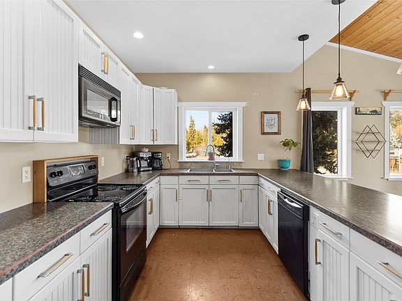 5th image of 588 McLean Rd