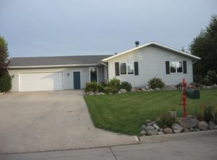 1045 James Ave SE, East Grand Forks, MN 56721