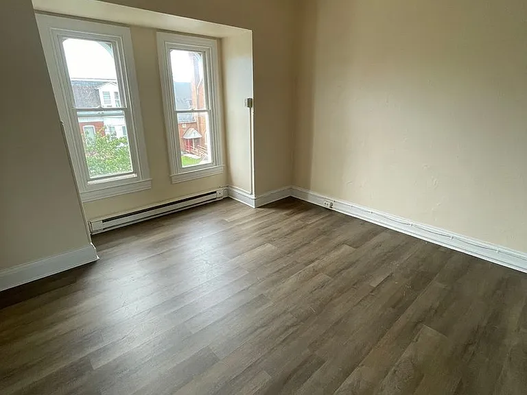 720 W Poplar St — Photo 4