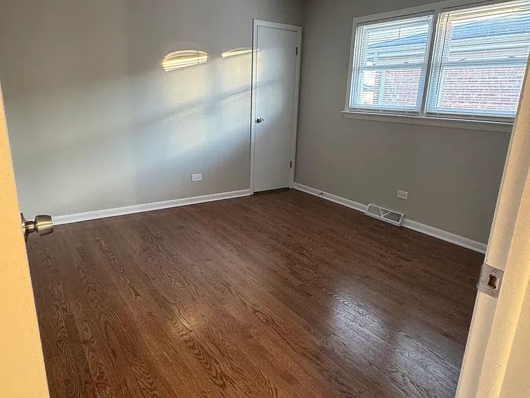 512 Yates Ave — Photo 9