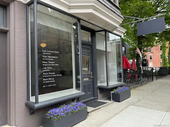 362 1/2 Warren St, Hudson, NY 12534