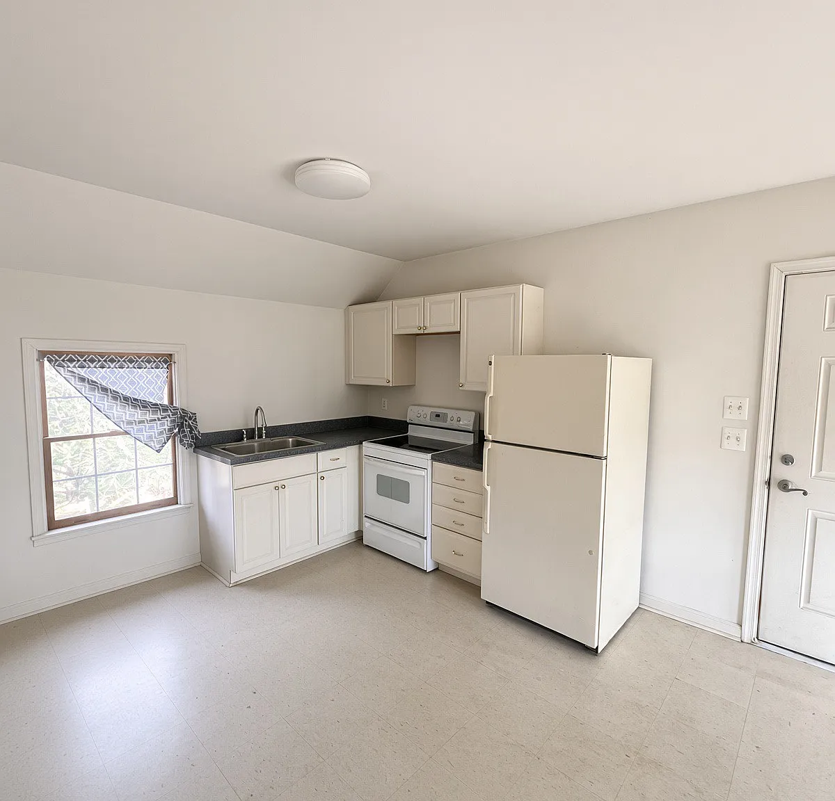 844 Round Hill Rd — Photo 3
