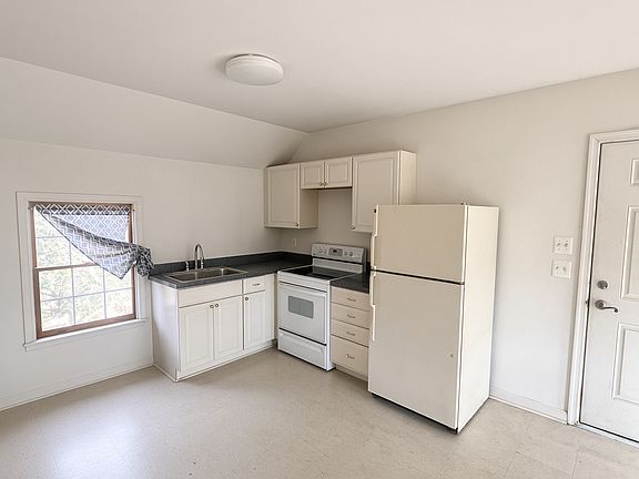 3rd image of 844 Round Hill Rd #A