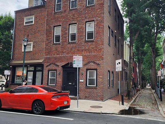 4th image of 1108 Locust St