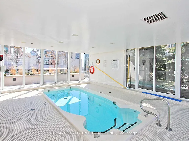 270 Wellington St W #409 — Photo 27