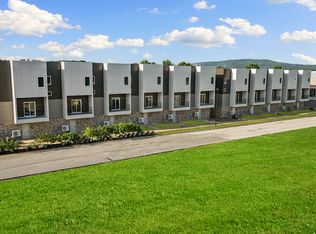 2004 S Razorback Rd, Fayetteville, AR 72701