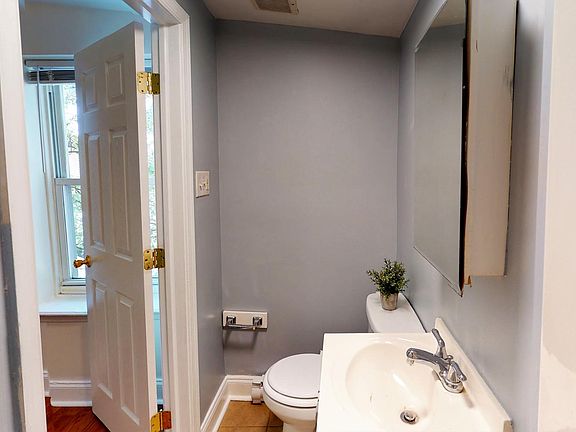 4th image of 1528 Catharine St #2