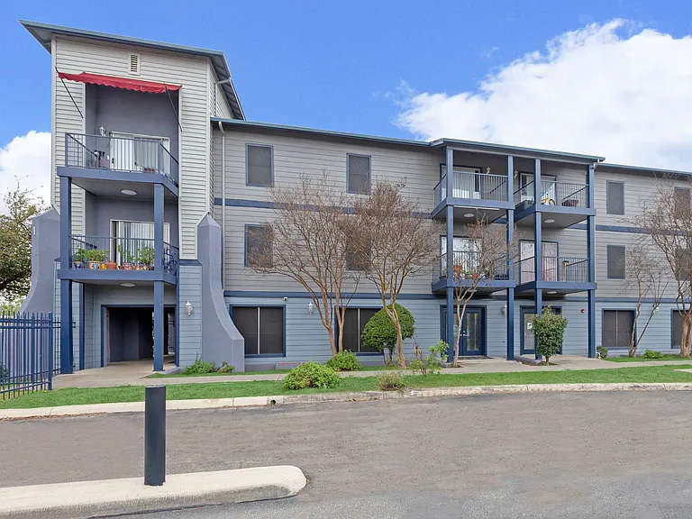 Lago Vista Apartments — Photo 10