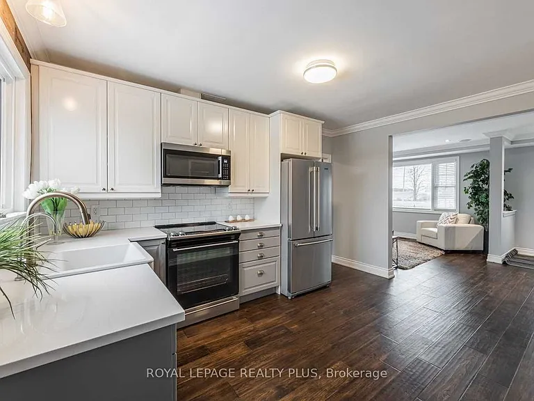 577 Dundas St E — Photo 9