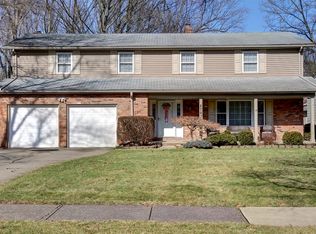 27636 Edgepark Dr, North Olmsted, OH 44070