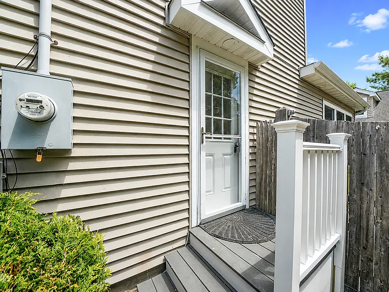 Bayview Ave — Photo 14