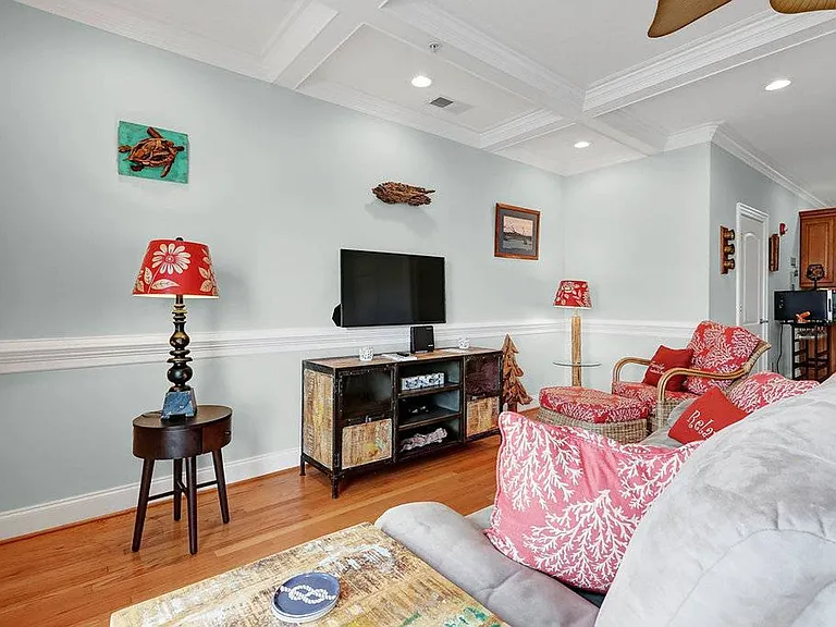 305 S Lake Park Blvd #106 — Photo 9