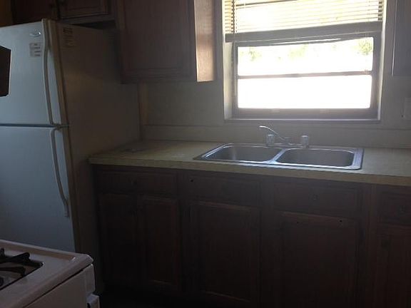 3rd image of 631 Dunbar St