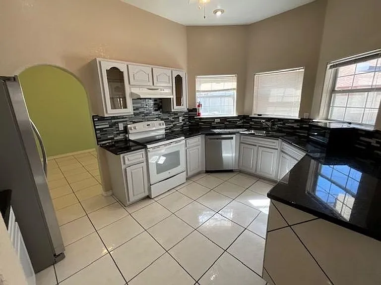 112 Deborah Kay St — Photo 6