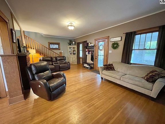 2nd image of 7 Crescent Blvd