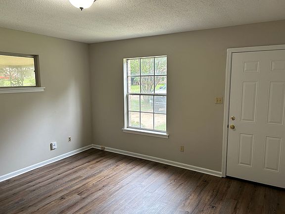 4th image of 8105 Elmbrook Dr