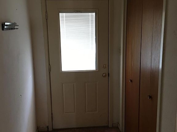 Front door/ Coat closet