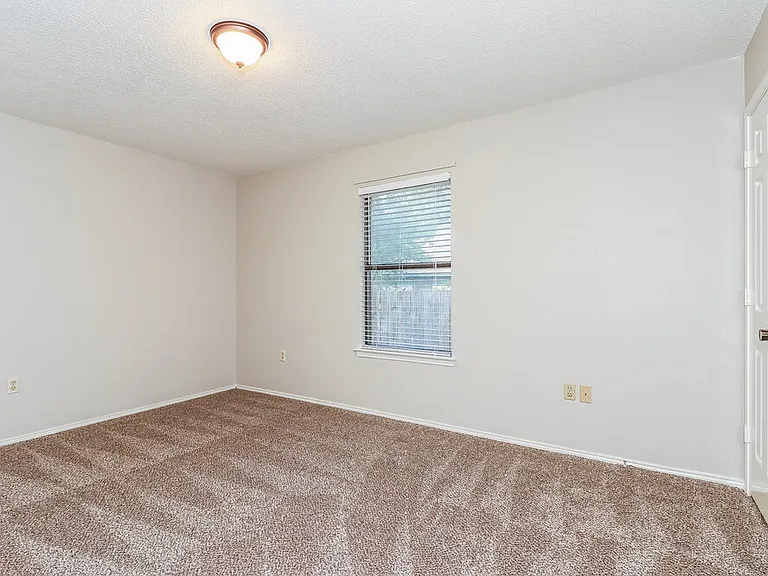 700 Sandy Trl — Photo 11
