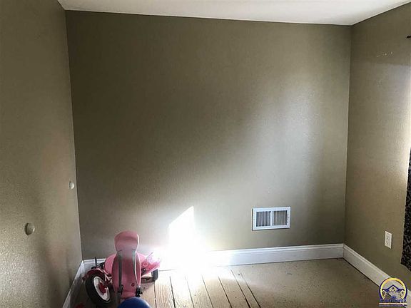 2nd image of 221 E Market St