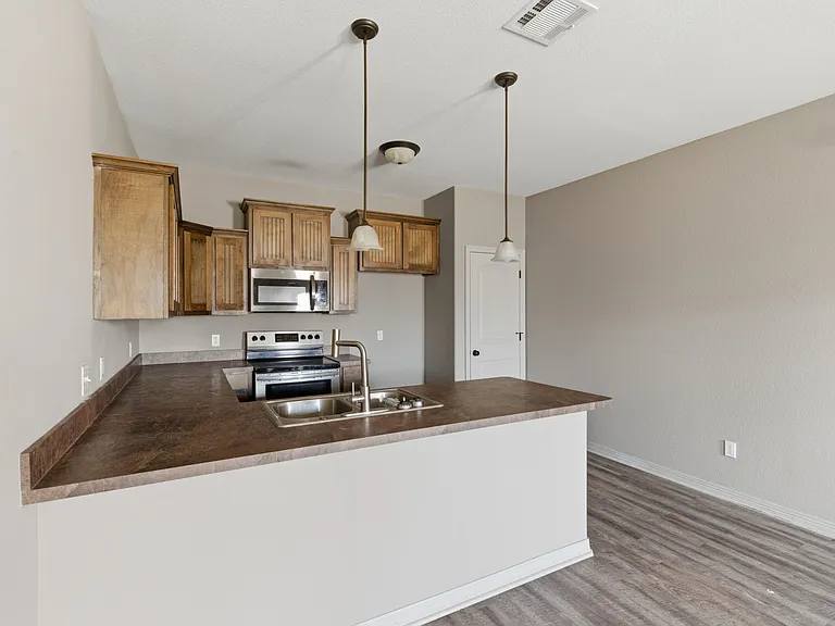 101 W Capps St #D — Photo 4