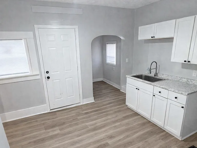 1115 N Bell St — Photo 6