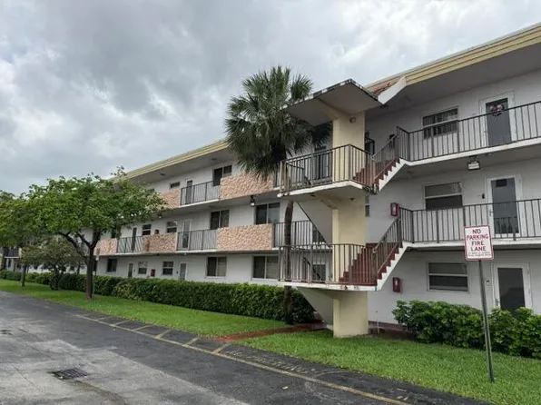 6005 Del Lago Circle, Sunrise, FL 33313