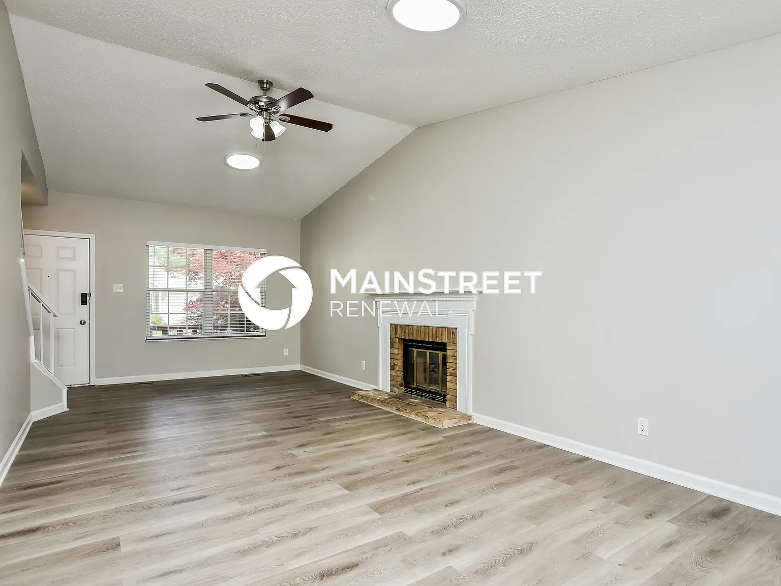 1133 Treetop Village Dr — Photo 2