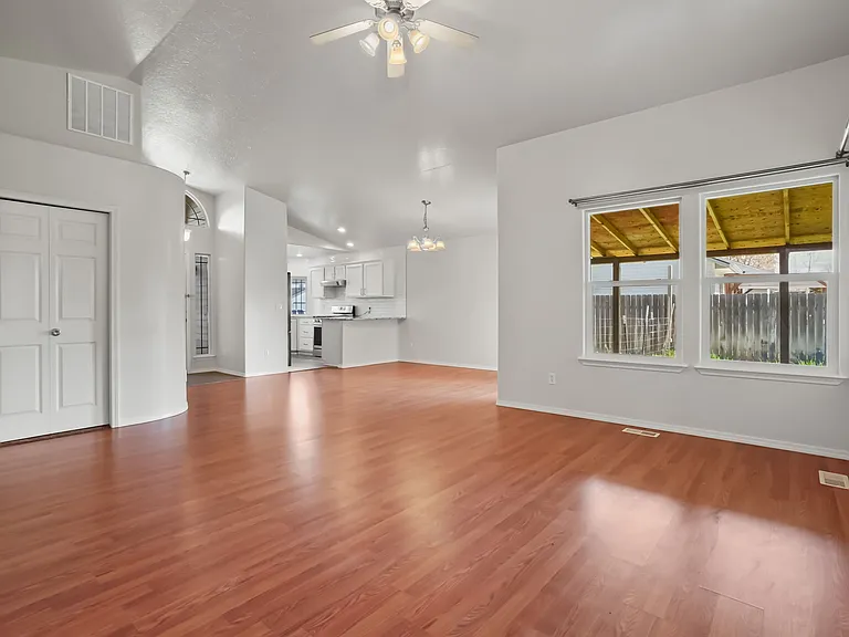 979 Peregrine Dr — Photo 11