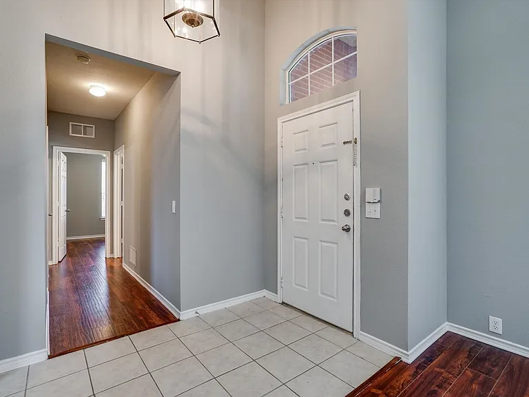 7657 Ravenhill Dr — Photo 3