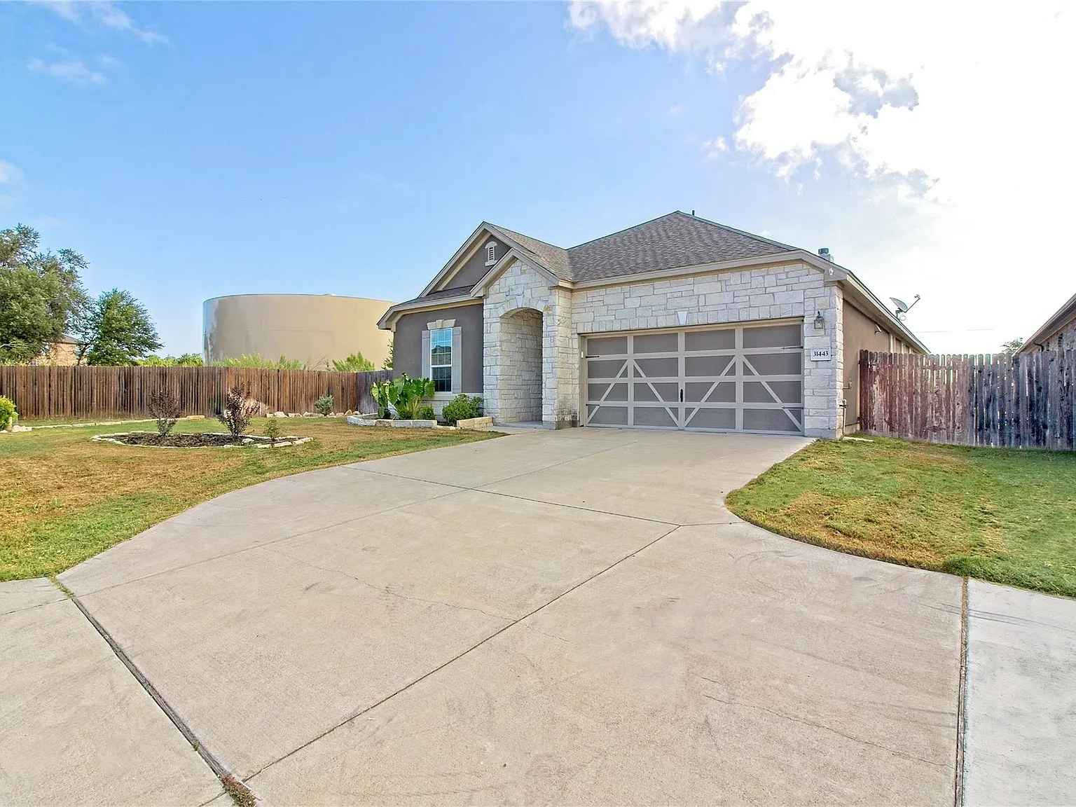 3 bed, 2.0 bath, 2365 sqft, $2,295 — Photo 3