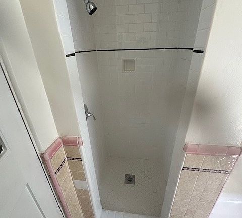 3rd image of 420 N Sycamore Ave APT 7