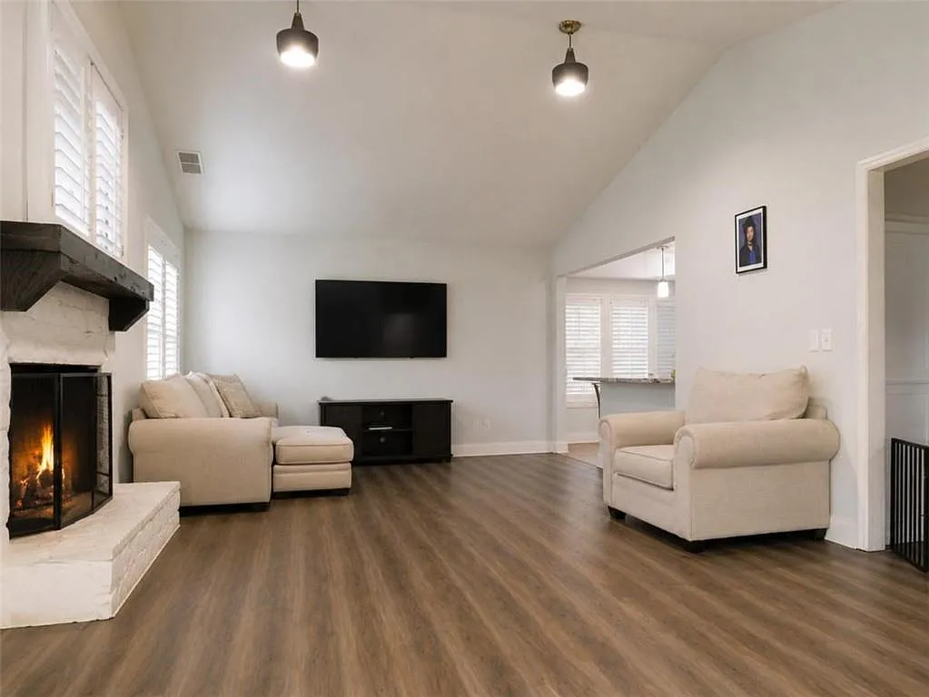3 bed, 2.0 bath, 1526 sqft, $2,600 — Photo 3