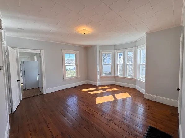 29 Abbott St APT 1, Worcester, MA 01602