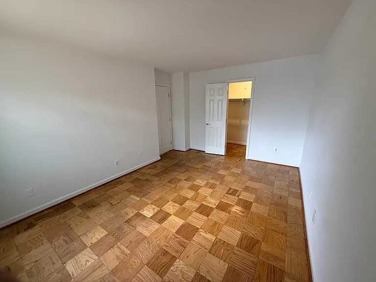 2911 Charing Cross Rd — Photo 23