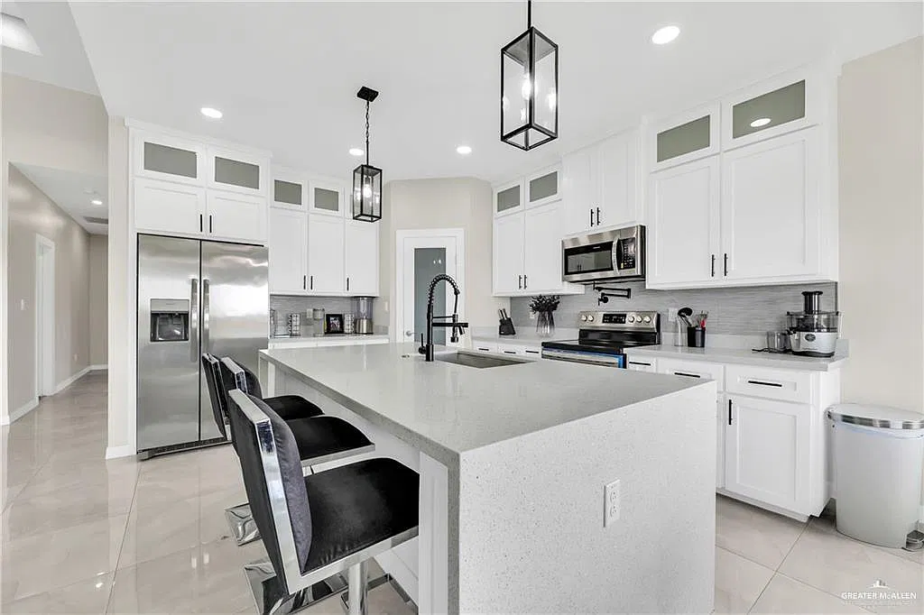 4 bed, 3.0 bath, 2150 sqft, $2,800 — Photo 2