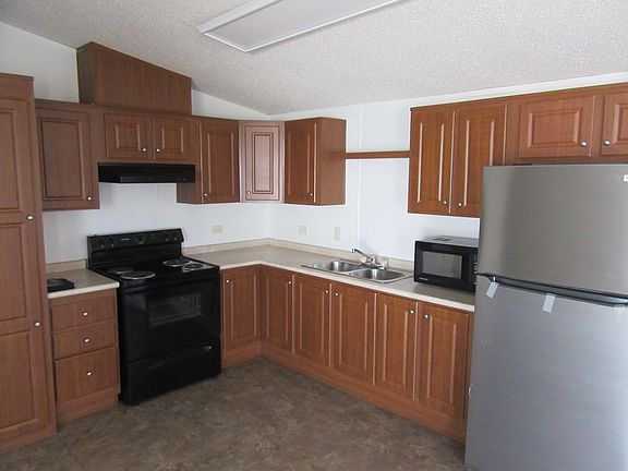 4th image of 102 Sims Ave #4