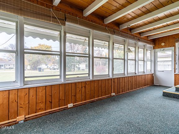5th image of 906 Park Dr