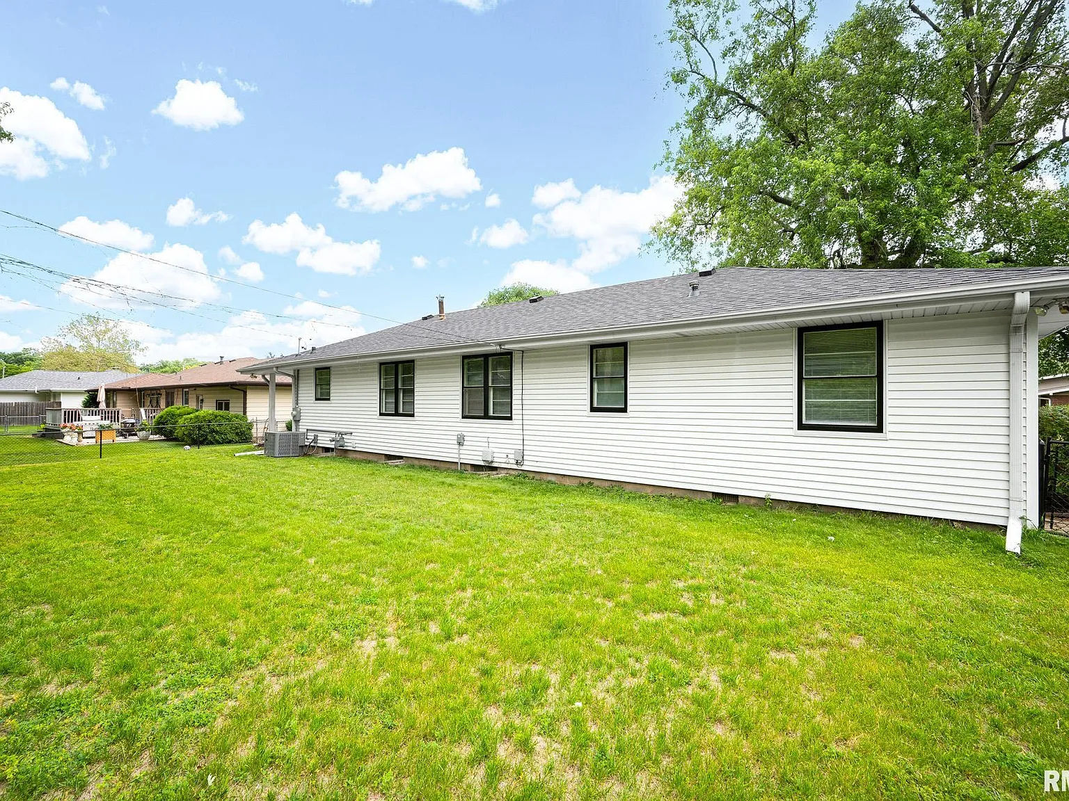 3 bed, 1.0 bath, 1261 sqft, $2,100 — Photo 4