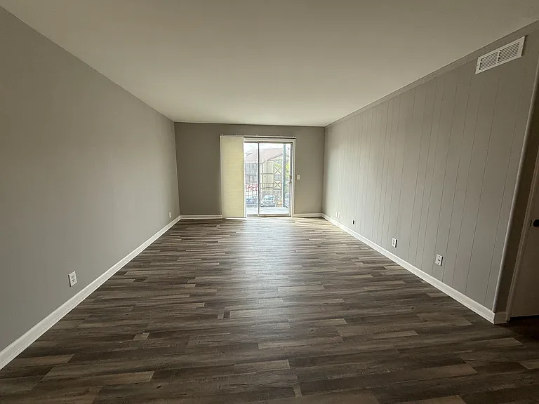 555 N Dupont Ave #B-27 — Photo 2