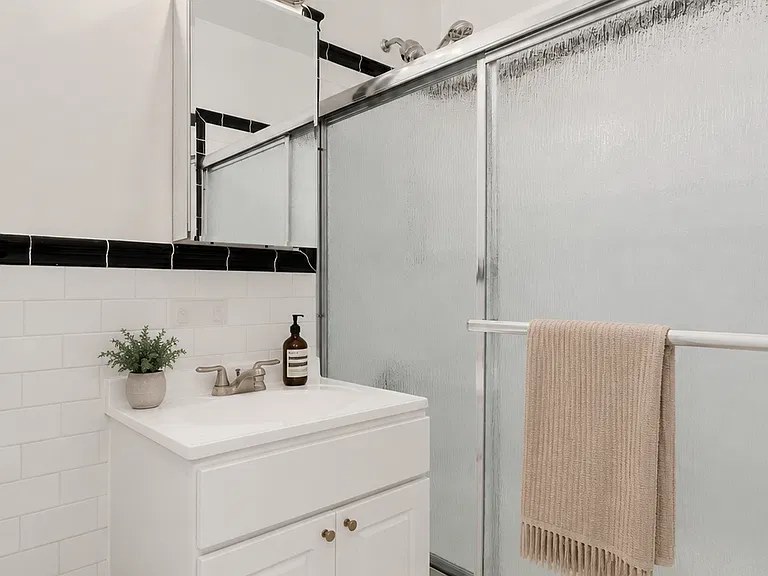 11 E 66th St #2D — Photo 4